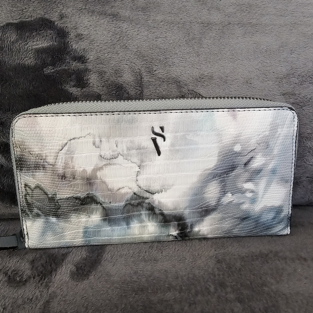 Simply Vera Wang leather, zip around wallet